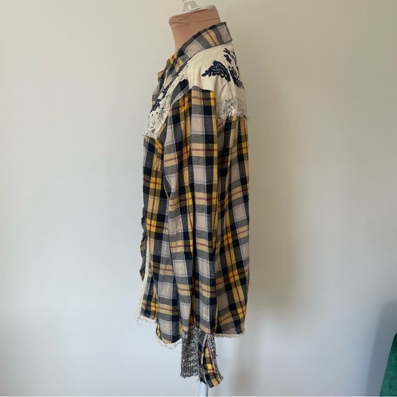 Gimmicks by BKE Plaid Flannel Lace Embroidered Distressed Button-Down Shirt Sz S - Picture 7 of 12